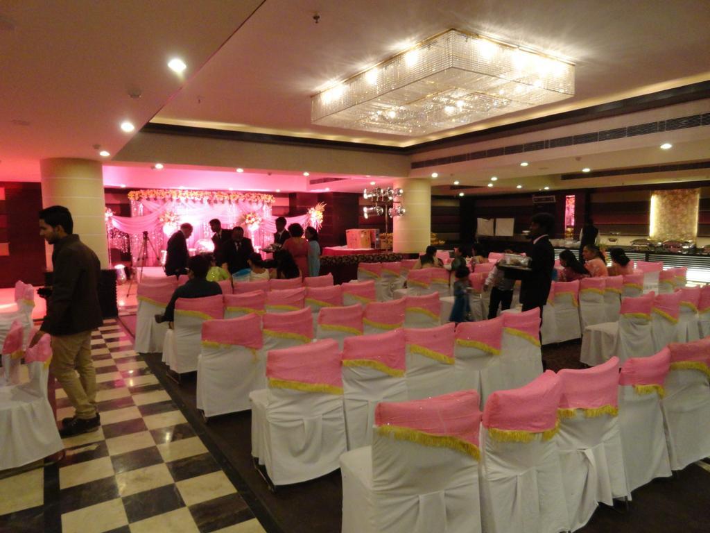 Gulmor Hotel Ludhiana Exterior photo