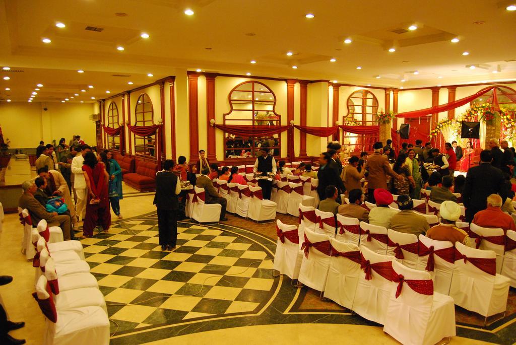 Gulmor Hotel Ludhiana Exterior photo