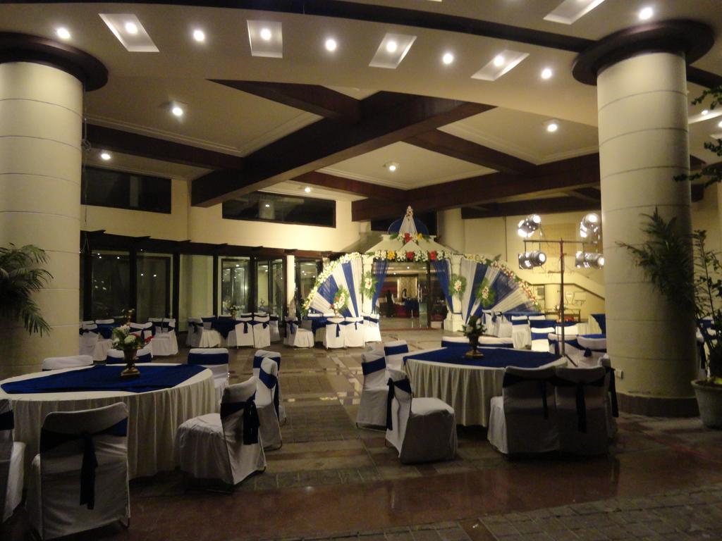 Gulmor Hotel Ludhiana Exterior photo