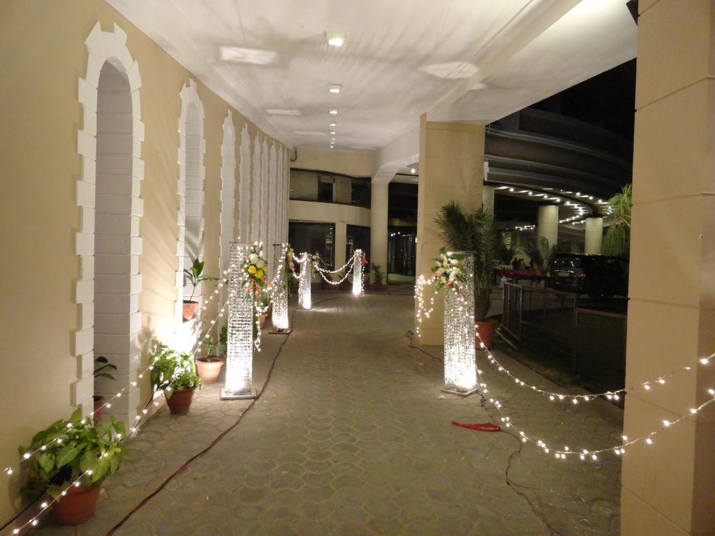 Gulmor Hotel Ludhiana Exterior photo