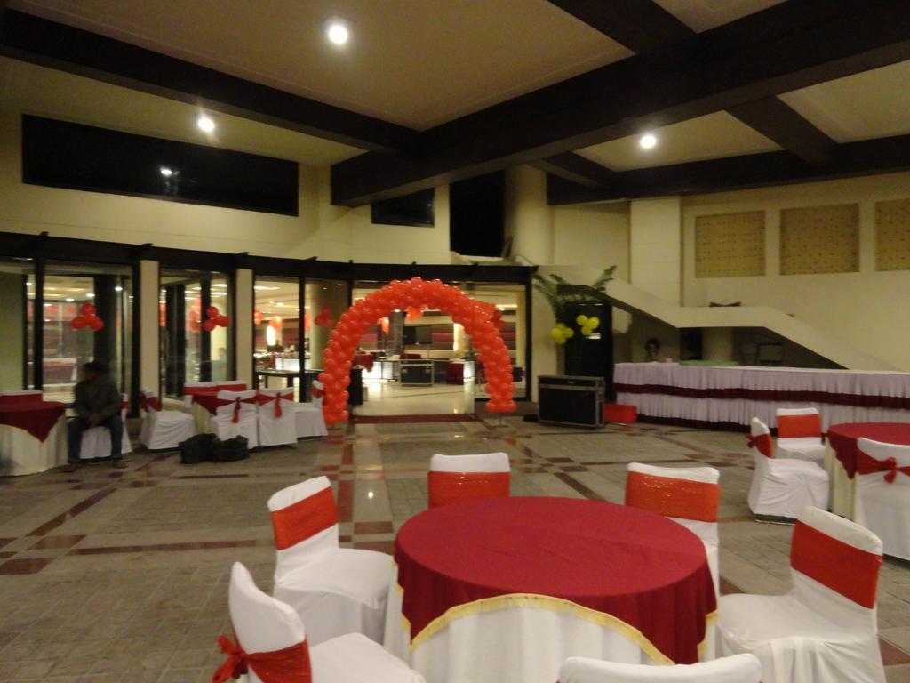 Gulmor Hotel Ludhiana Exterior photo