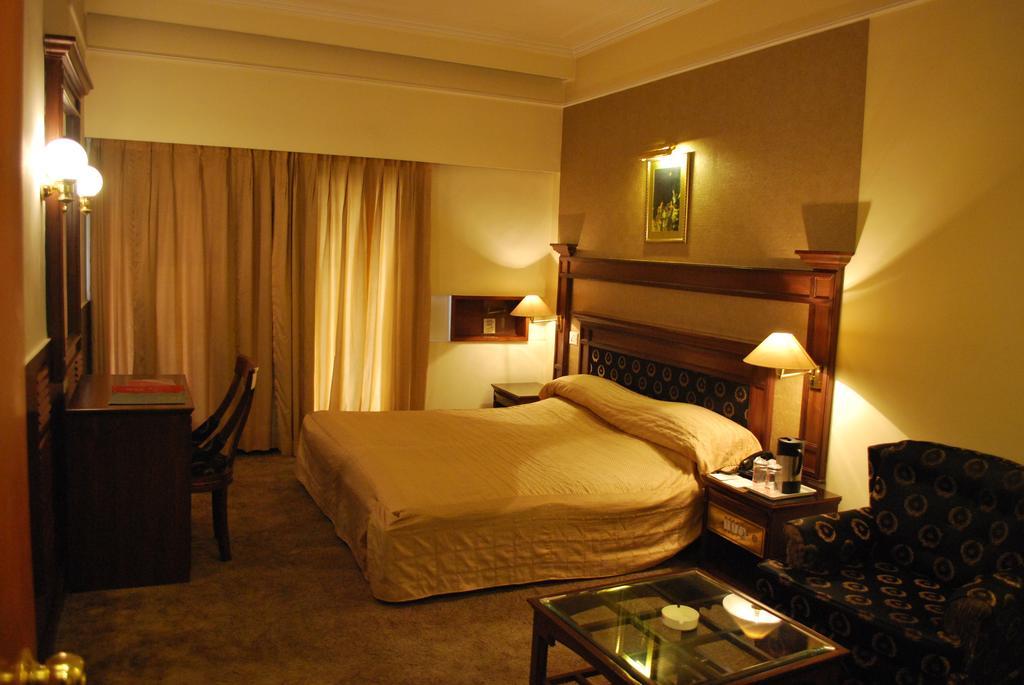 Gulmor Hotel Ludhiana Room photo